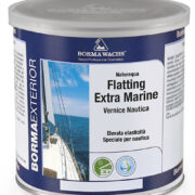 Applicazione di flatting incolore base acqua su superficie in legno chiaro